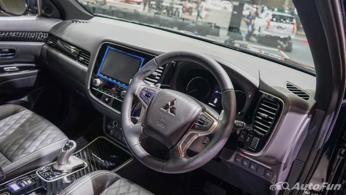 2021 Mitsubishi Outlander PHEV GT Interior 002