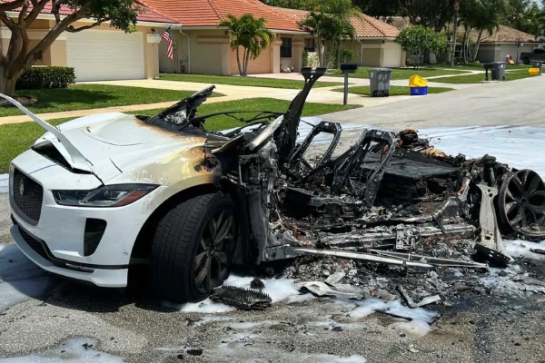 2019 Jaguar I-Pace ในฟลอริด้า ไฟเกิดลุกไหม้ขณะชาร์จจนหายไปครึ่งคัน