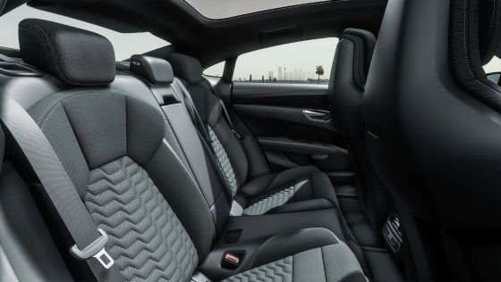 2021 Audi e-tron GT quattro ภายใน 006