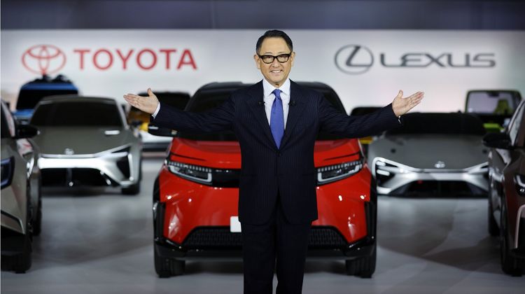 ฮั่นแน่ ! ในงานเปิดตัวรถอีวีของ Toyota แต่แอบเห็นรถน้ำมันอยู่ด้านหลังในไลน์อัพของ Lexus