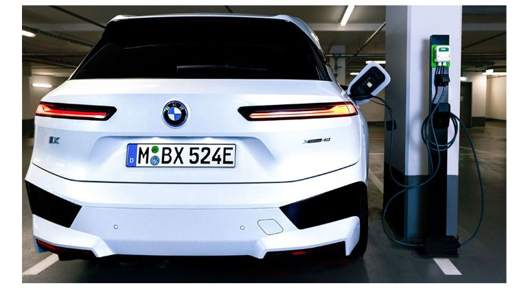 ทำไม BMW เตรียมเปลี่ยนใช้เซลส์แบตเตอรี่ทรงกระบอกตามรอย Tesla?