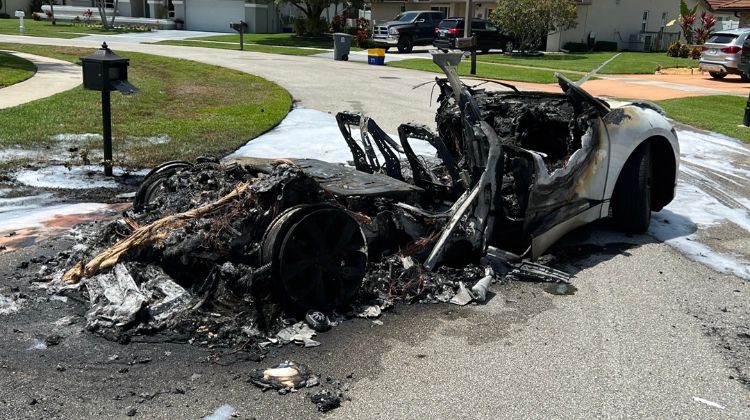 2019 Jaguar I-Pace ในฟลอริด้า ไฟเกิดลุกไหม้ขณะชาร์จจนหายไปครึ่งคัน