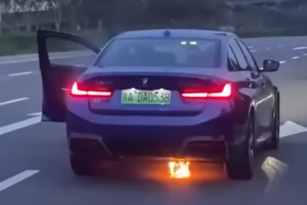ลูกค้ากำลังลองขับ 2022 BMW i3 ไฟกลับลุกไหม้ปริศนาที่ด้านท้ายรถนานกว่า 11 นาที