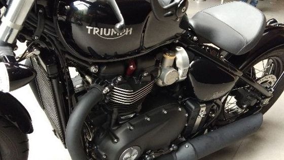 Triumph Bonneville Bobber Black 2018 ภายนอก 004
