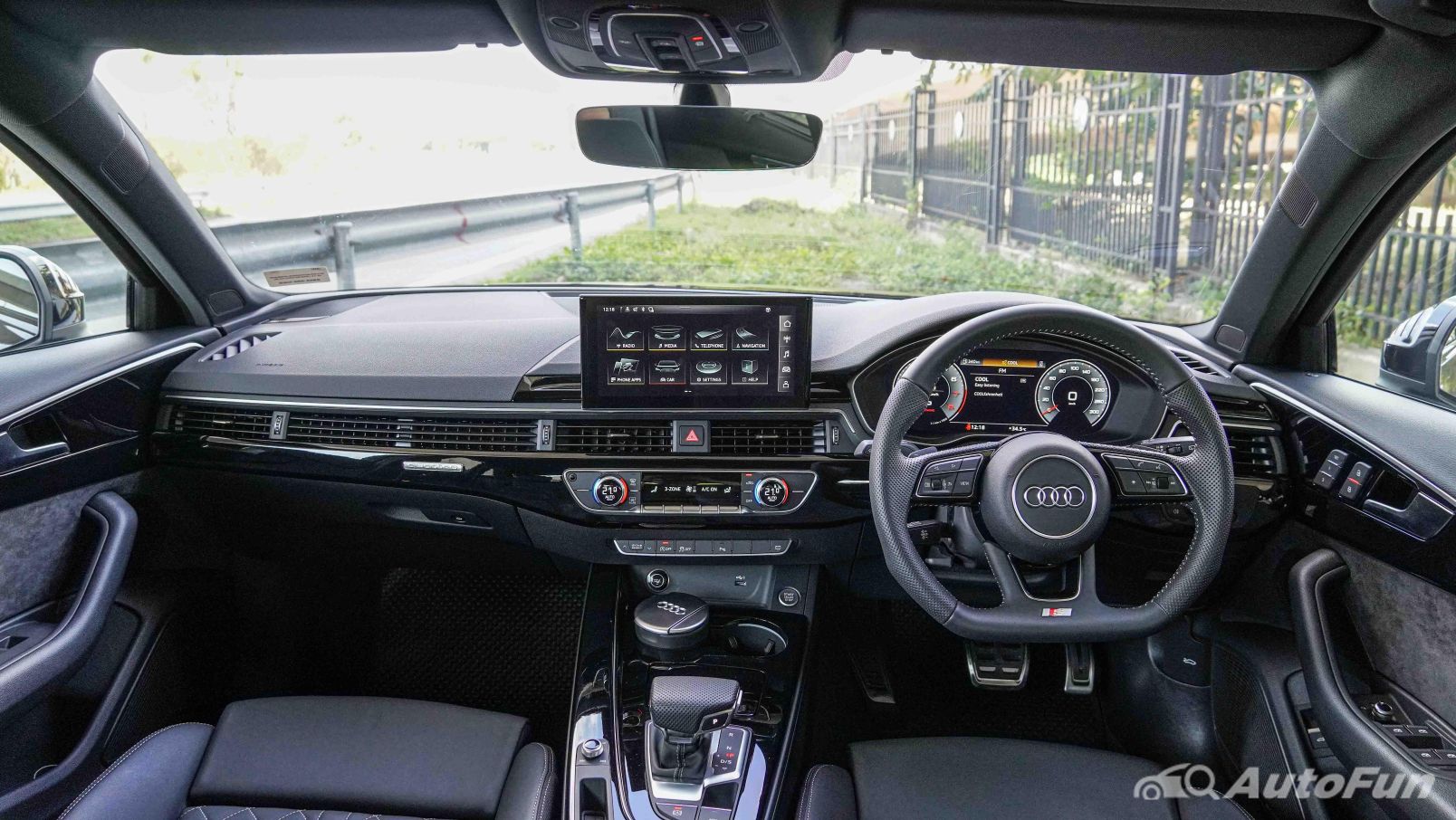2020 Audi A4 Avant 2.0 45 TFSI Quattro S Line Black Edition ภายใน 001