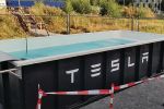 Tesla เพิ่มกิจกรรมระหว่างรอชาร์จด้วย ‘สระว่ายน้ำ’ ในบริเวณสถานี Supercharger