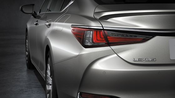 2021 Lexus ES 300h Premium ภายนอก 007