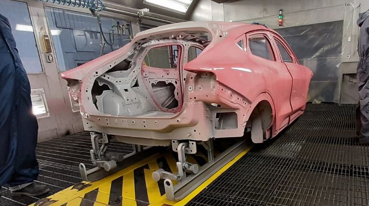 Ford Mustang Mach-E ถูกเพนท์สีชมพูแหวว Bubblegum Pink ด้วยความผิดนิดเดียว แต่ก็สวยจนน่าใช้