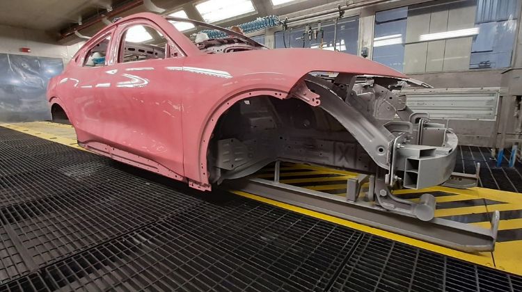 Ford Mustang Mach-E ถูกเพนท์สีชมพูแหวว Bubblegum Pink ด้วยความผิดนิดเดียว แต่ก็สวยจนน่าใช้