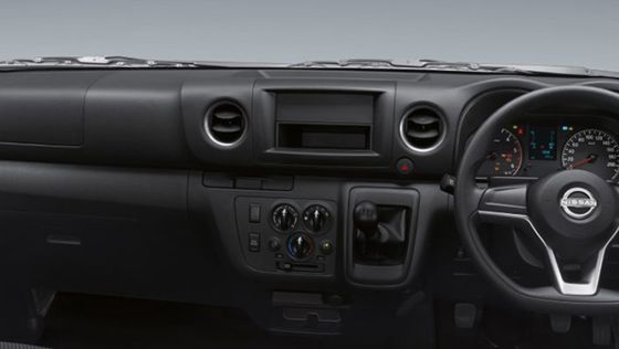 Nissan Urvan Diesel V MT 2023 ภายใน 001