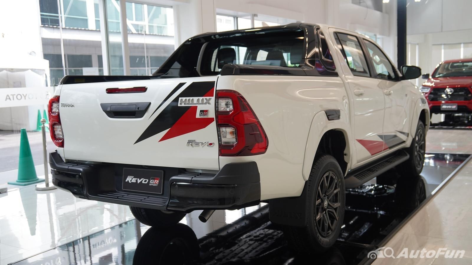 2021 Toyota Hilux Revo Double Cab 4x4 2.8 GR Sport AT ภายนอก 002