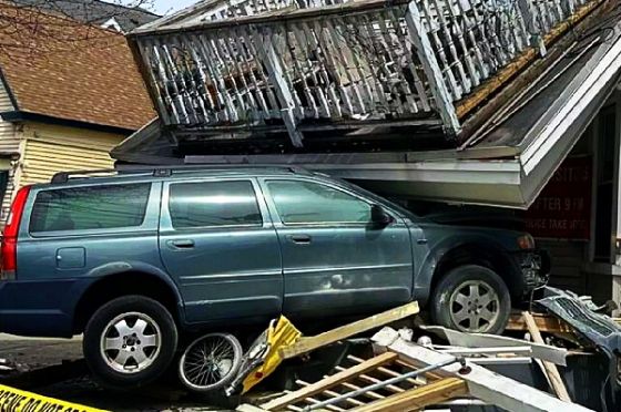 สาวเมายาขับ Volvo XC70 ชนบ้าน ทำระเบียงชั้น 2 ถล่มทับ แต่รอดตายเพราะรถแข็งแรง