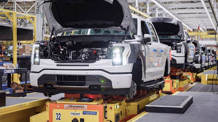 CEO Ford เผย กำลังแอบทำรถกระบะไฟฟ้าใหม่ ที่ไม่ใช่ Ford F-150 Lightning แต่จะเป็นอะไร?